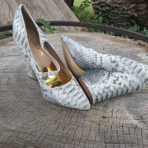Stylish snakeskin print shoe